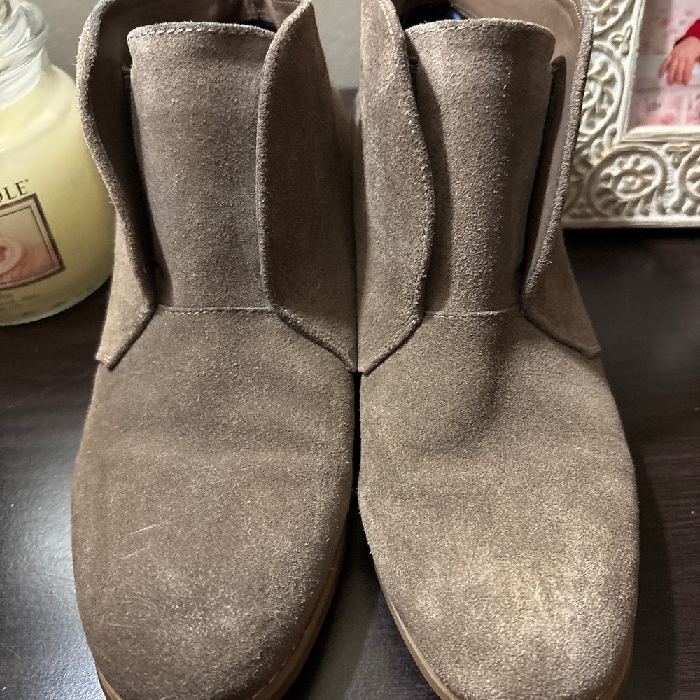 Blondo size 8 1/2 waterproof suede ankle boots grey brown